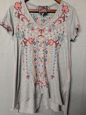 Johnny Was Tua Light Gray Embroidered V-Neck Tunic Short Sleeve Tee Size XS